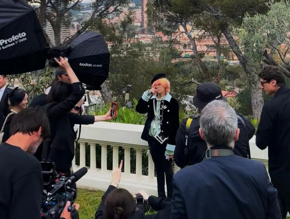 G-Dragon в официальном наряде от Chanel привел нетизенов в восторг