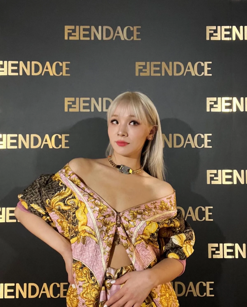 Корейские знаменитости, которые были спонсированы коллаборацией Fendi x Versace «Fendace»