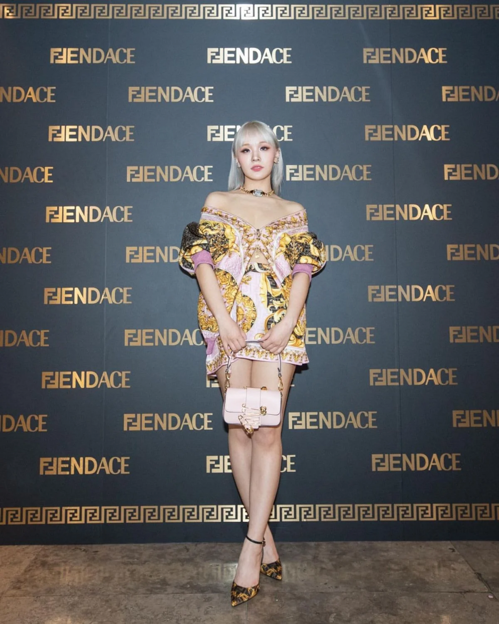 Корейские знаменитости, которые были спонсированы коллаборацией Fendi x Versace «Fendace»
