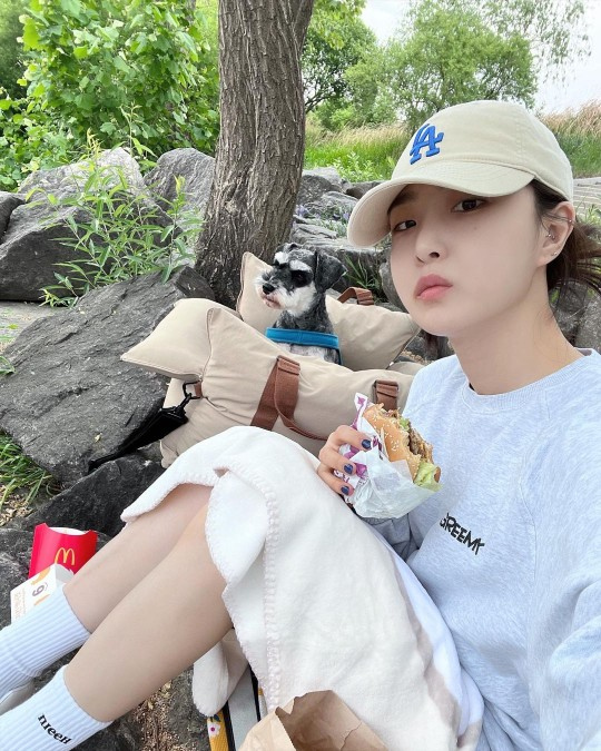 Юна из Brave Girls насладилась пикником вместе со своей собакой