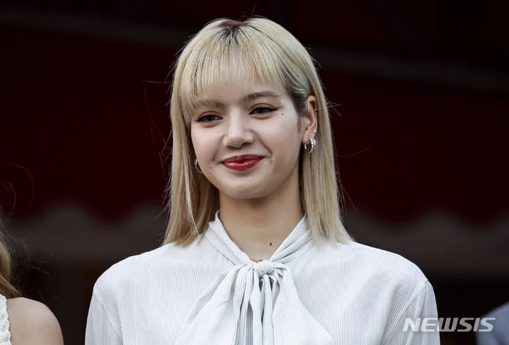 BLACKPINK посетили празднование дня рождения королевы Елизаветы II в посольстве Великобритании в Корее