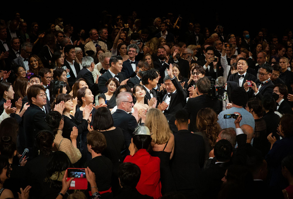 Сон Кан Хо, Кан Дон Вон, АйЮ и Ли Джу Ён на мировой премьере фильма «Брокер» на 75-м Каннском кинофестивале