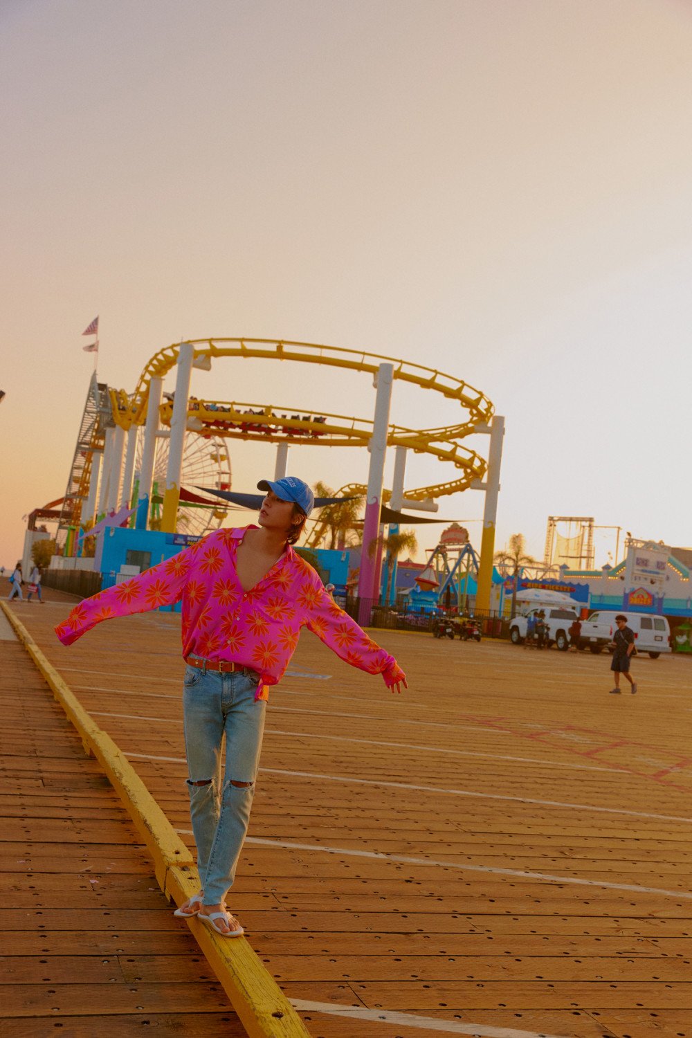 Highlight's Dongwoon enjoys romantic sunset at Santa Monica Pier in the ...