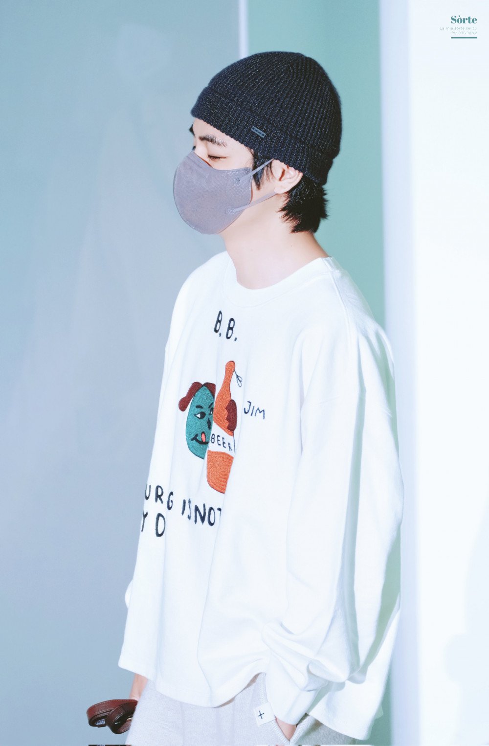 BTS V News / ʟᴀʏᴏ(ꪜ)ᴇʀ on X: My friend showed me itemized list of what  Taehyung wore to the airport & that man really knows how to coordinate  w/his MUTE Bag! He