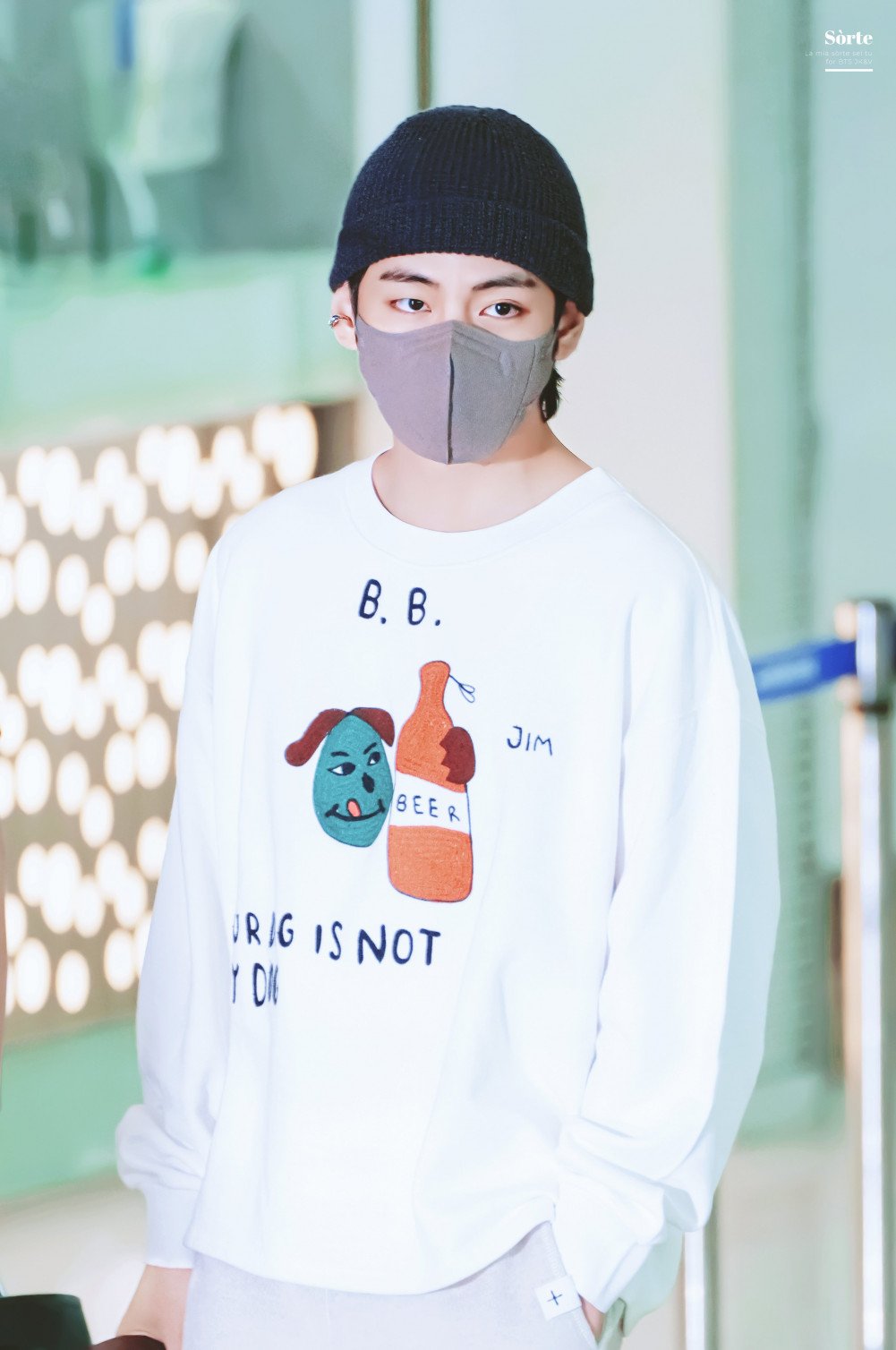 BTS - Worldwide 방탄소년단 - Kim Taehyung at the Airport on his