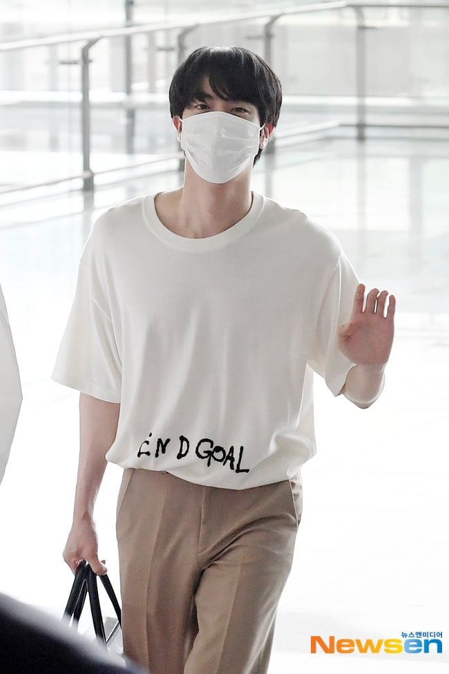 airport jin white shirt