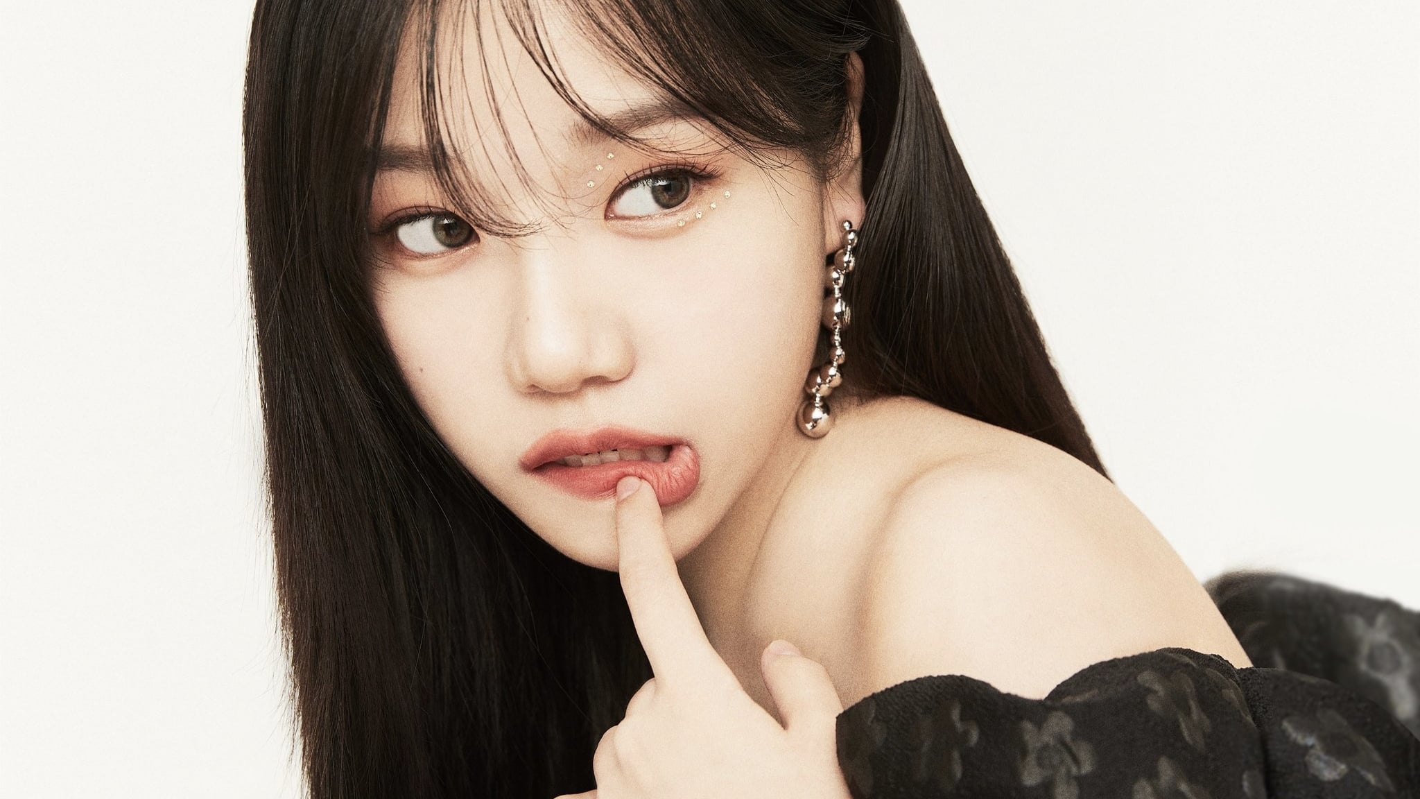 Jo Yu Ri breaks own record in first-day sales with latest album | allkpop