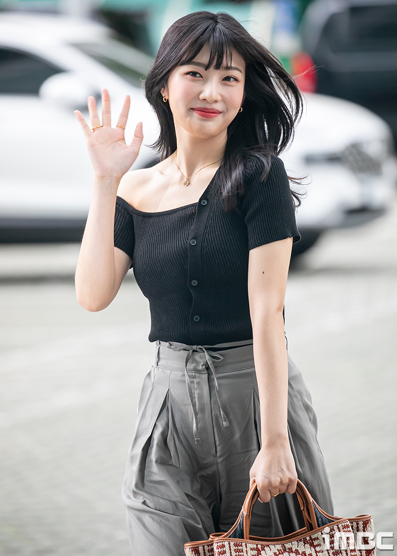 Netizens say Red Velvet's Joy lives up to her name after seeing her ...