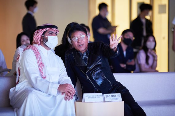Ли Су Ман из SM Entertainment встретился с министром культуры Саудовской Аравии, чтобы обсудить культурное сотрудничество