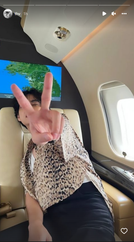 Ви (BTS) и Лиса (BLACKPINK) на фото с частного самолета по пути в Париж