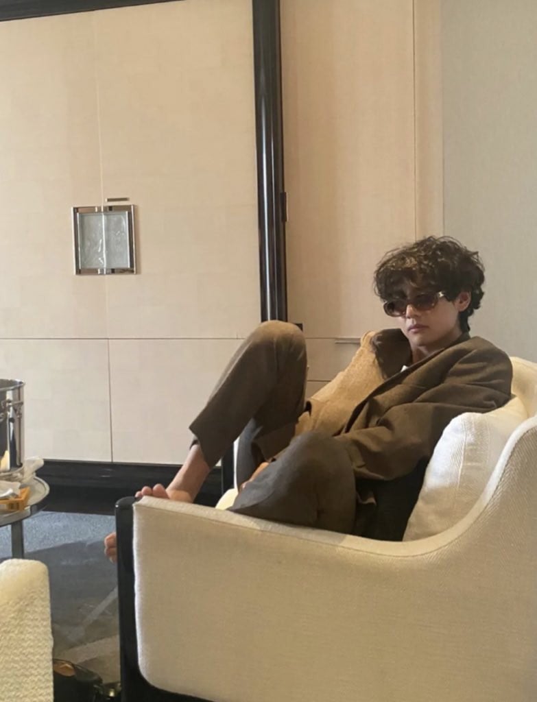 LAYO(V)ER — manspreading 101  Taehyung @ Celine Paris Fashion