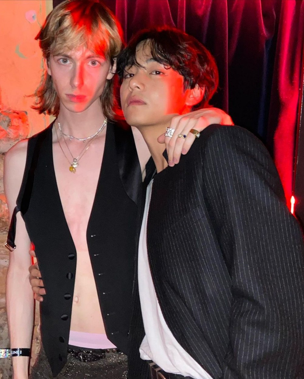 BTS' V meets Hedi Slimane after Celine Men's fashion show in Paris, posts  new dreamy pics of his stylish look