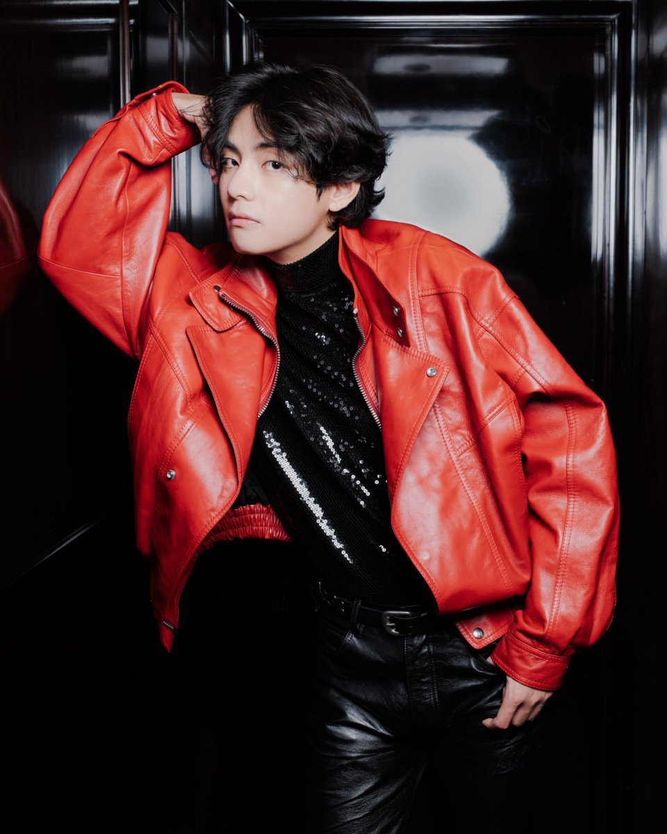 Netizens shocked by BTS Kim Taehyung's no-makeup photoshoot with 'W Korea'  before the CELINE Fashion Show