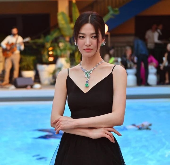 Сон Хе Гё покорила публику своей красотой на мероприятии «Ondes Et Merveilles De Chaumet — New High Jewelry Collection» в Париже