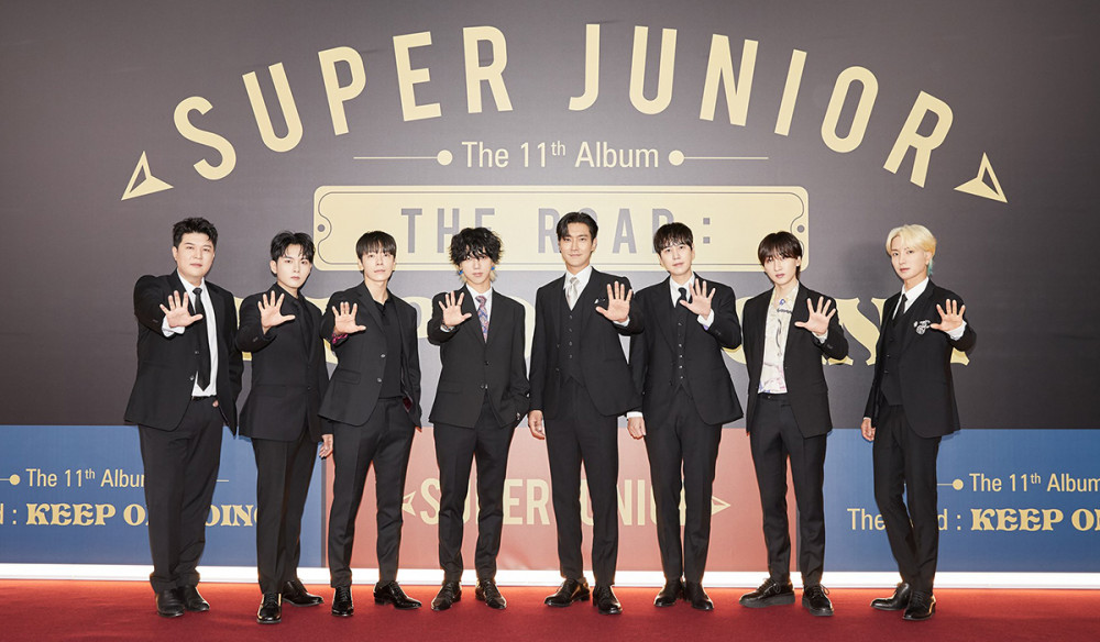 Super Junior остроумно отвечают на вопросы о секрете долголетия группы + мысли о том, каково это — стать первым артистом SM, выпустившим 11 полноформатных альбомов