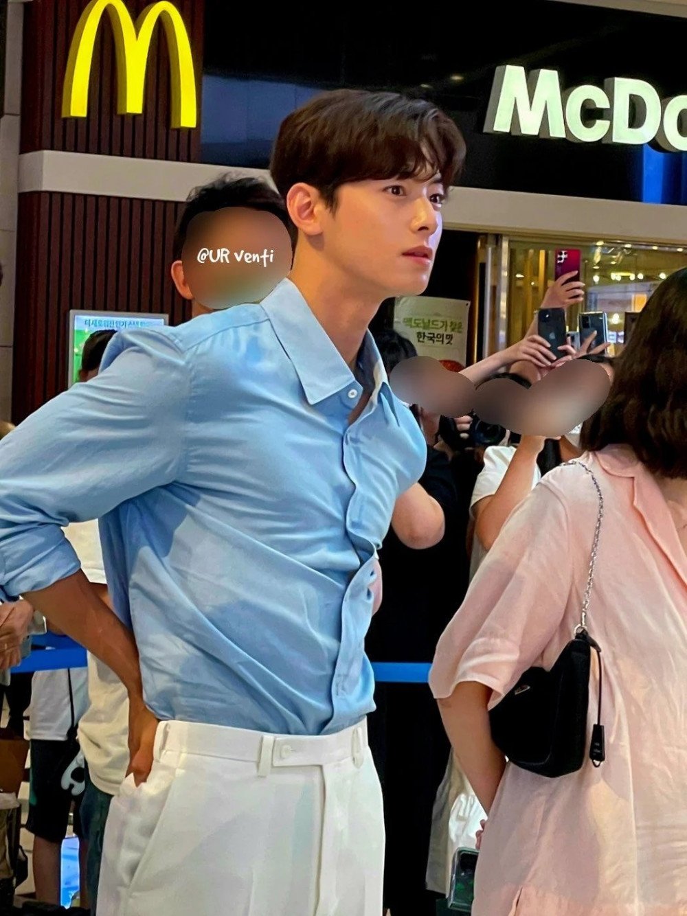 Ча Ыну поразил посетителей торгового центра IFC в Сеуле своей красотой