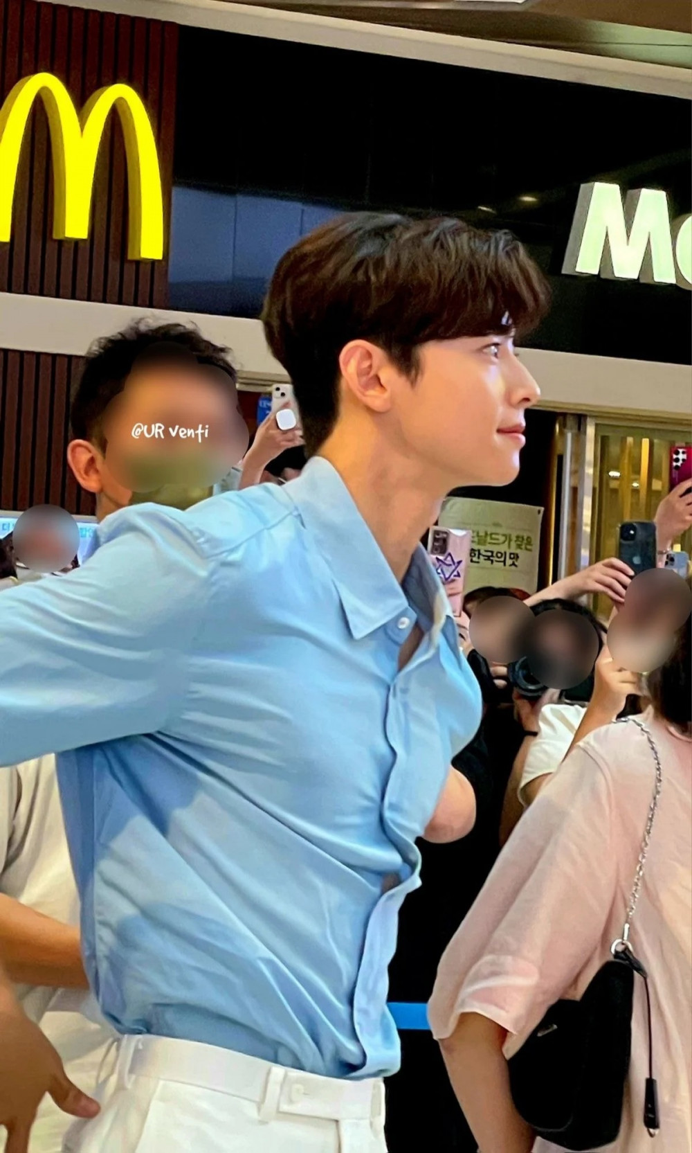 Ча Ыну поразил посетителей торгового центра IFC в Сеуле своей красотой