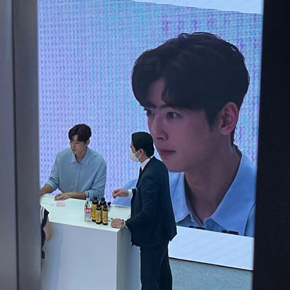 ASTRO's Cha Eunwoo Impresses Mall-Goers With His Impossibly