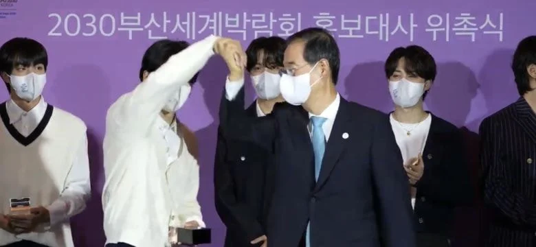 Нетизены возмущены тем, что чиновники грубо выкручивали руки участникам BTS для фотосессии