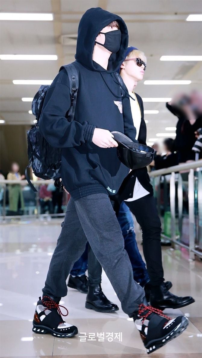 Jungkook Airport Fashion: BTS' Golden Maknae Wears Velvet Tracksuit To  Travel in Style, Netizens Busy Guessing Ensemble's Price! (View Pics)