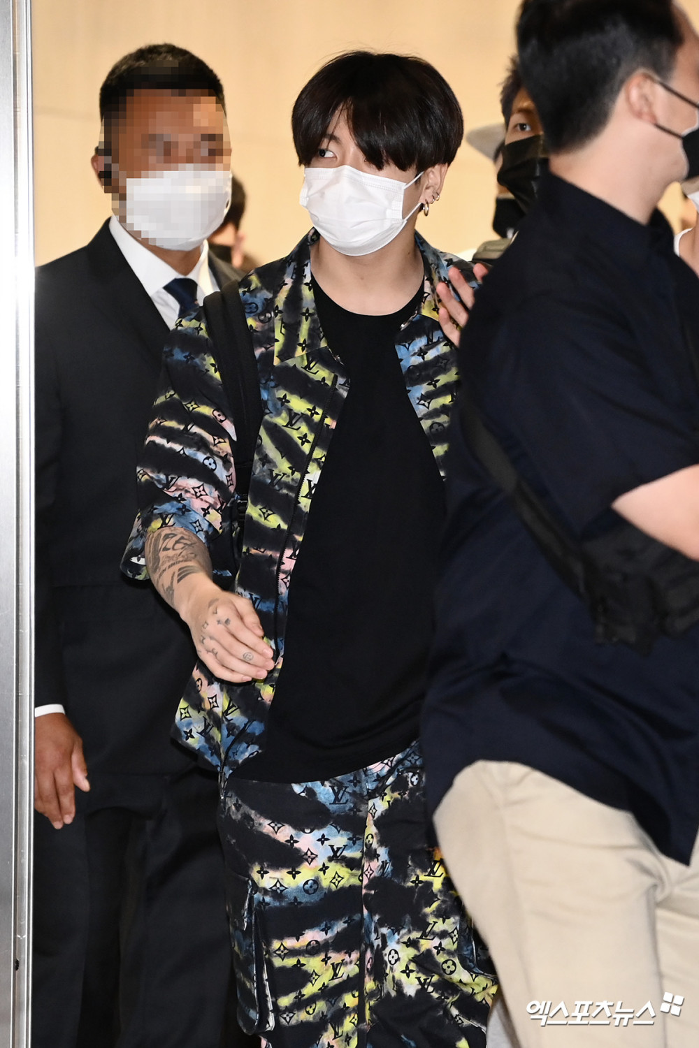 JK DAILYʲᵏ on X: [MEDIA] “BTS Jungkook's Airport Outfit from Louis Vuitton  Gets Sold Out in Different Countries” BTS Jungkook caused his airport look  to be completely sold out on the American