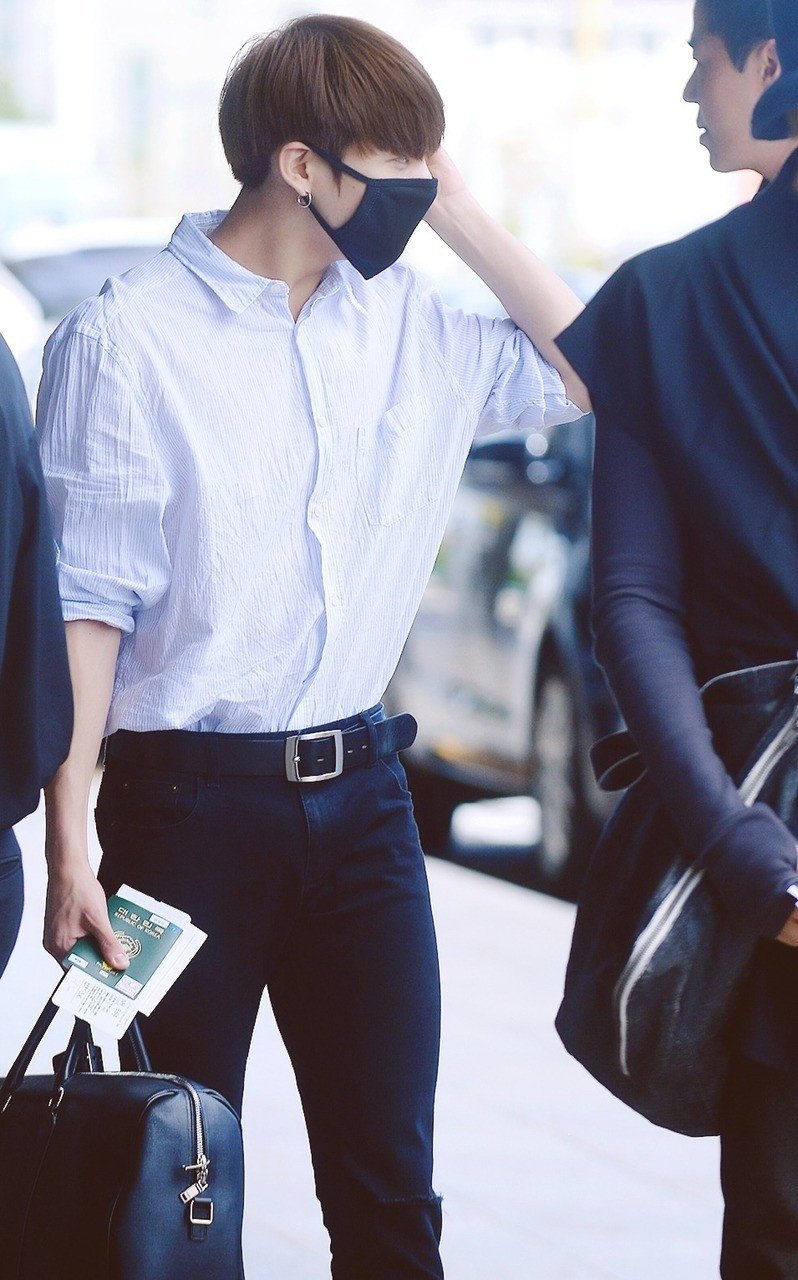 Here's Top 3 Airport Outfits That Express BTS Jungkook's Fashion Style To A  Tee - Koreaboo