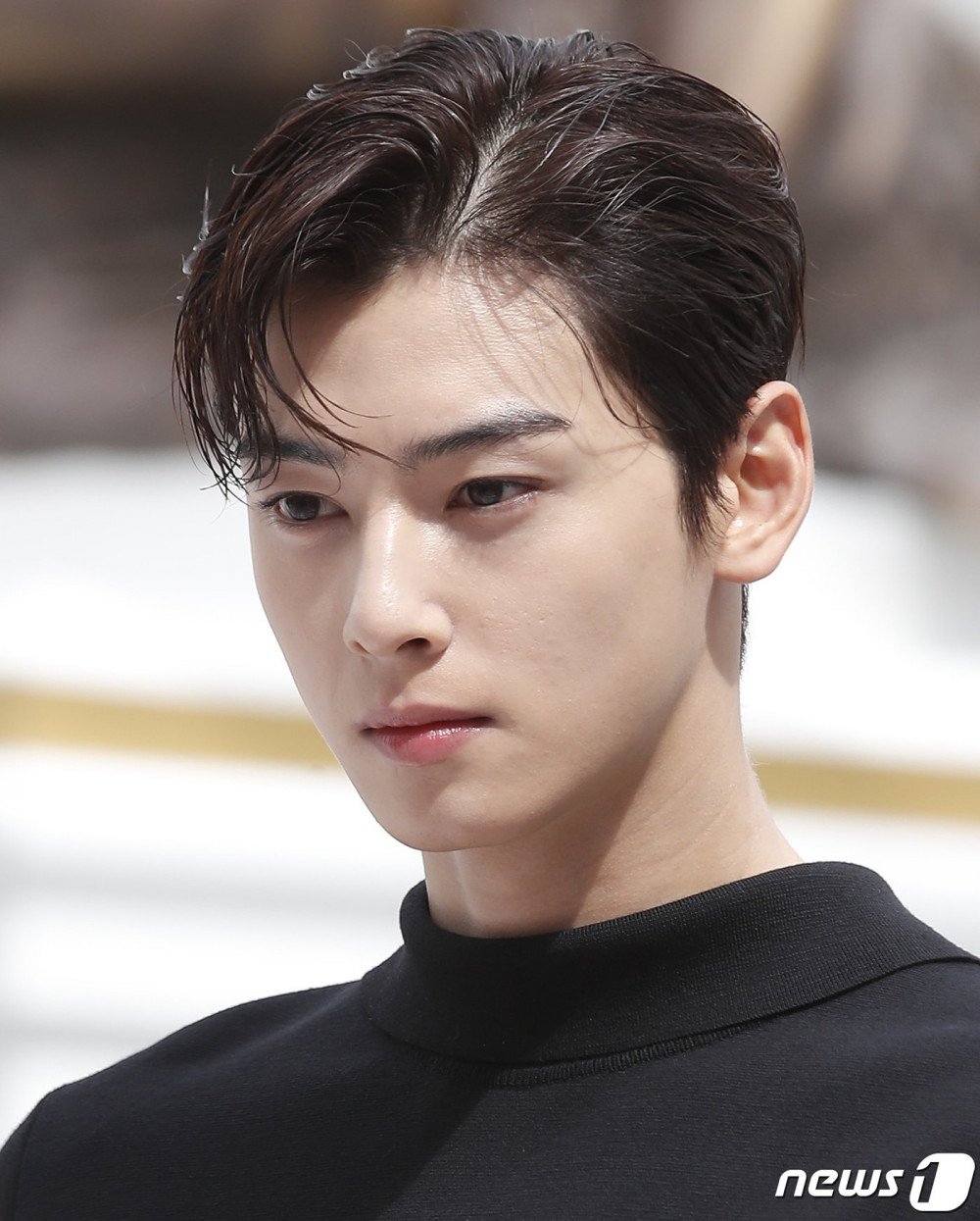 Reporters and fans alike are shocked by ASTRO Cha Eun Woo's visuals today  at a 'Dior' concept store event