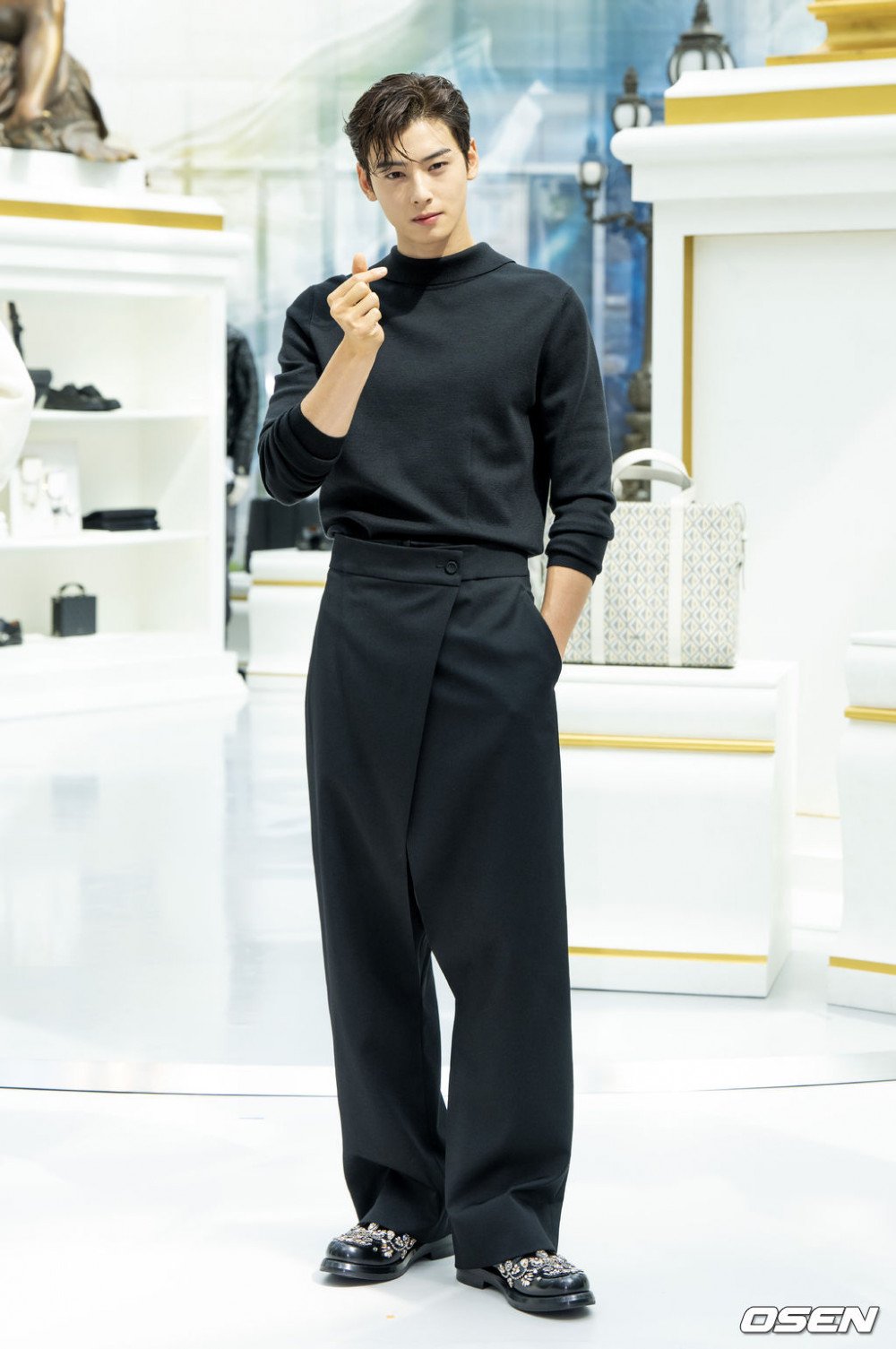Ча Ыну из ASTRO шокировал репортеров и фанатов своей красотой на мероприятии Dior