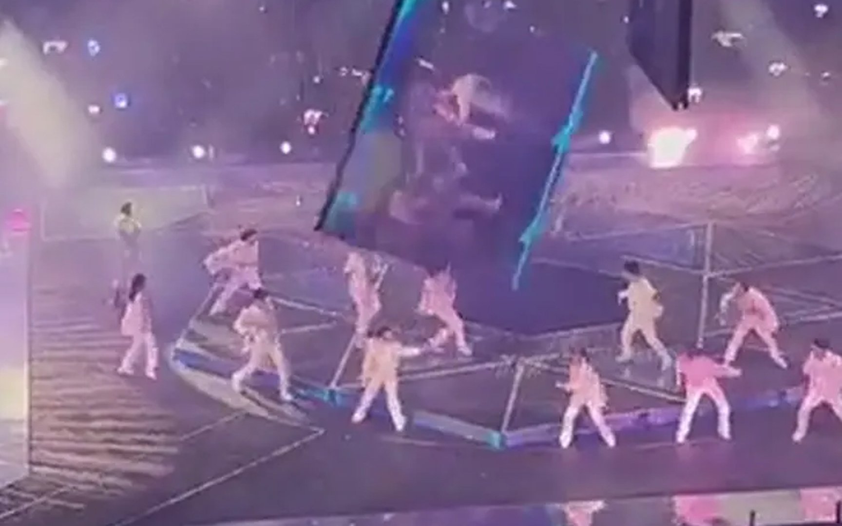 [CW] Korean netizens horrified as they watch a video screen fall on top