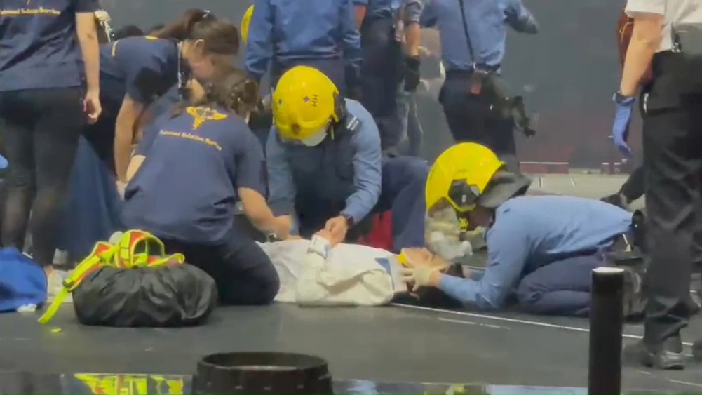 Огромный видеоэкран упал на танцоров во время концерта в Гонконге - Трое пострадавших доставлены в больницу