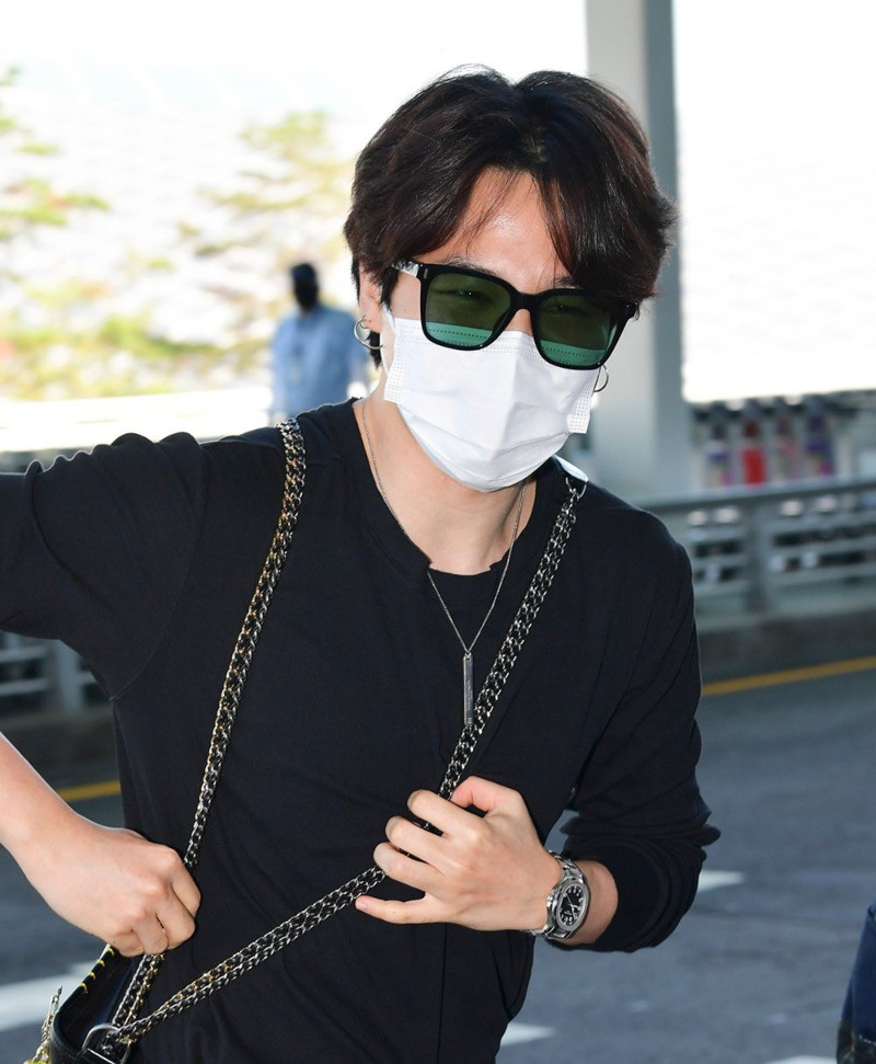 BTS Jimin's airport look worth more than Rs 4 lakh grabs eyeballs; singer's  latest photos go viral