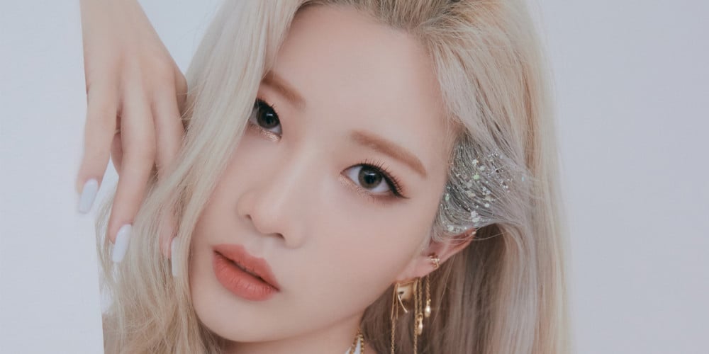 LOONA's Kim Lip trends on Twitter after fans claimed that she left the  stage during the group's concert in Chicago in tears due to impolite fans |  allkpop