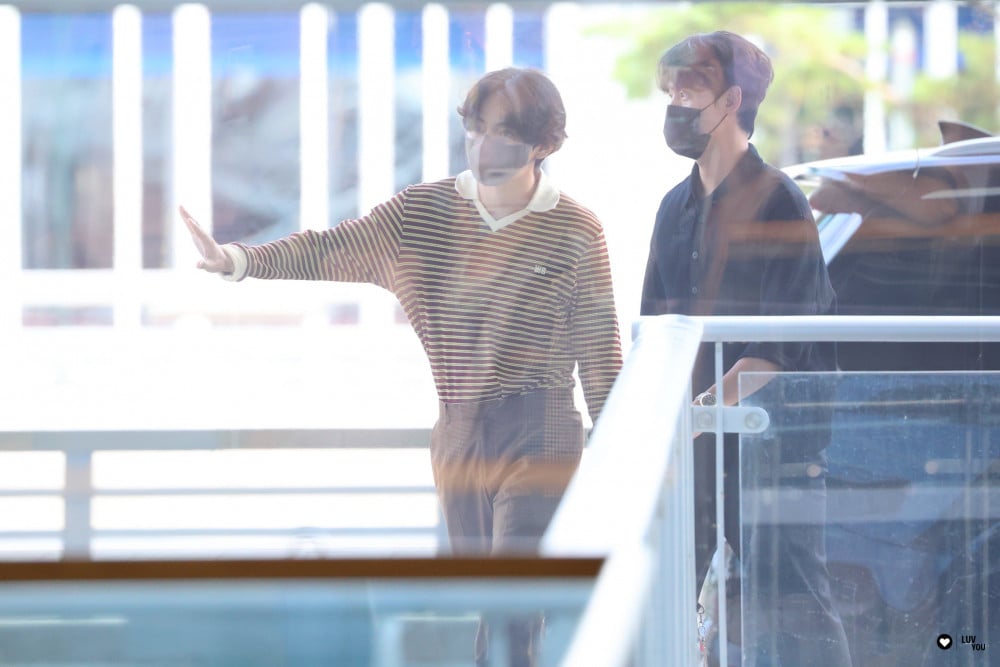 Clout News on X: .@BTS_twt's Kim Taehyung spotted at the Incheon Airport  today, heading to the US 🤎 #BTS #BTSARMY #KimTaehyung #TAEHYUNG #TAE #V   / X