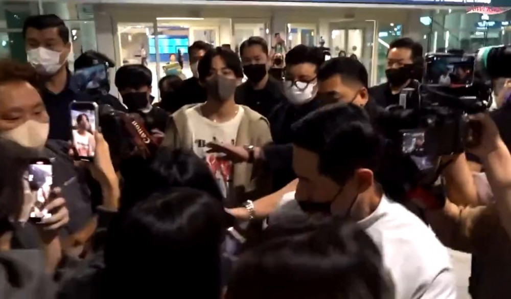 KMedia] Taehyung Incheon Airport arrival photos - 201122 : r/bts7