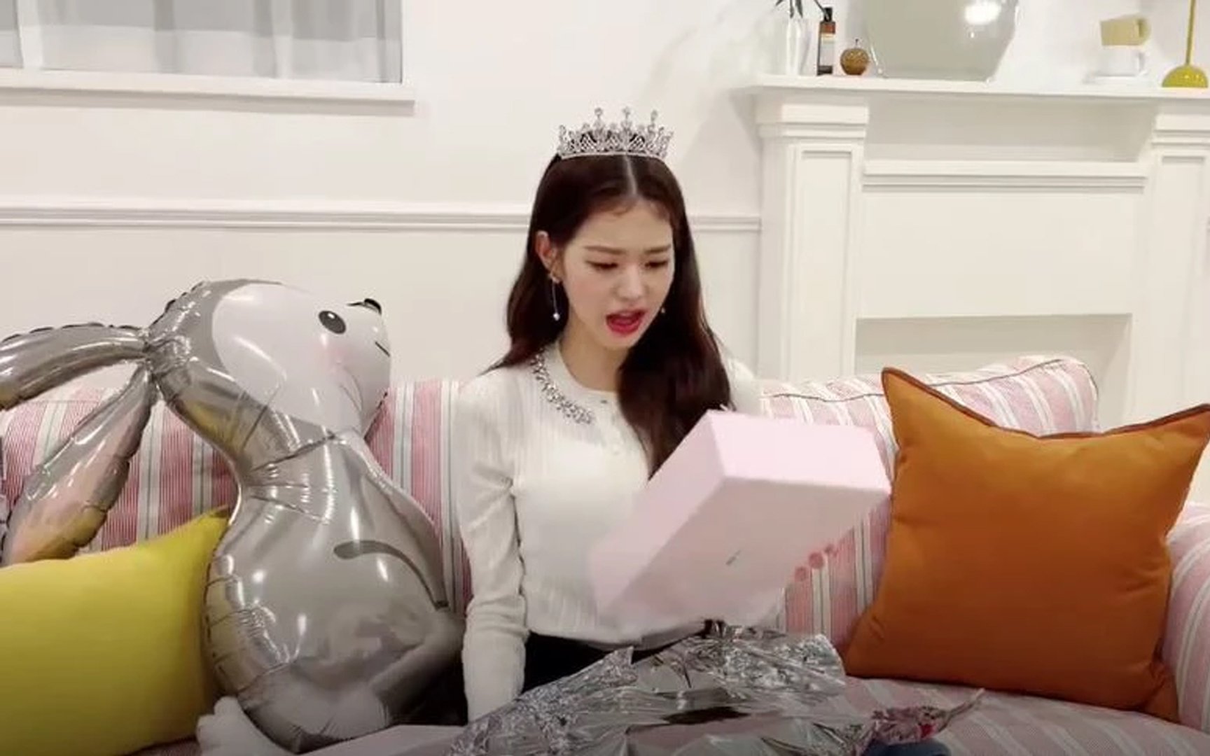 IVE’s Jang Won Young says she’s not happy with her birthday gift at all