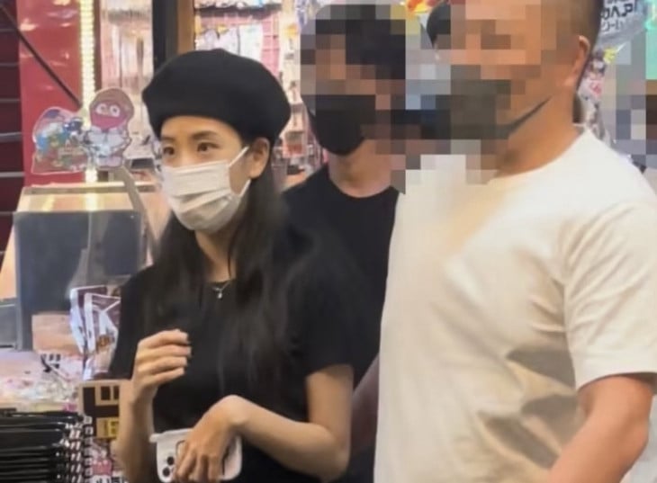 Фанаты обеспокоены тем, что Джису из BLACKPINK замечена в Японии в том же наряде, что и на слитой в сеть фотографии
