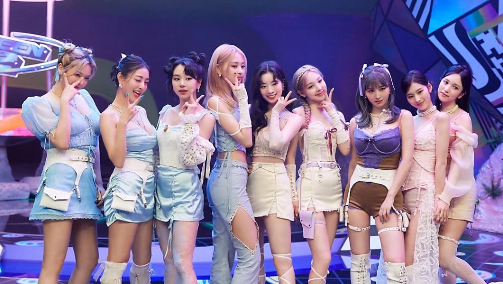 TWICE поделились закулисными фото со съемок клипа «Talk that Talk»