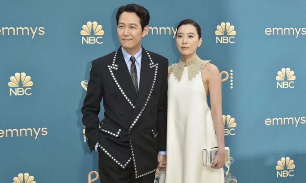 Нетизены обсуждают девушку Ли Чон Джэ Им Се Рён после «Emmy Awards»