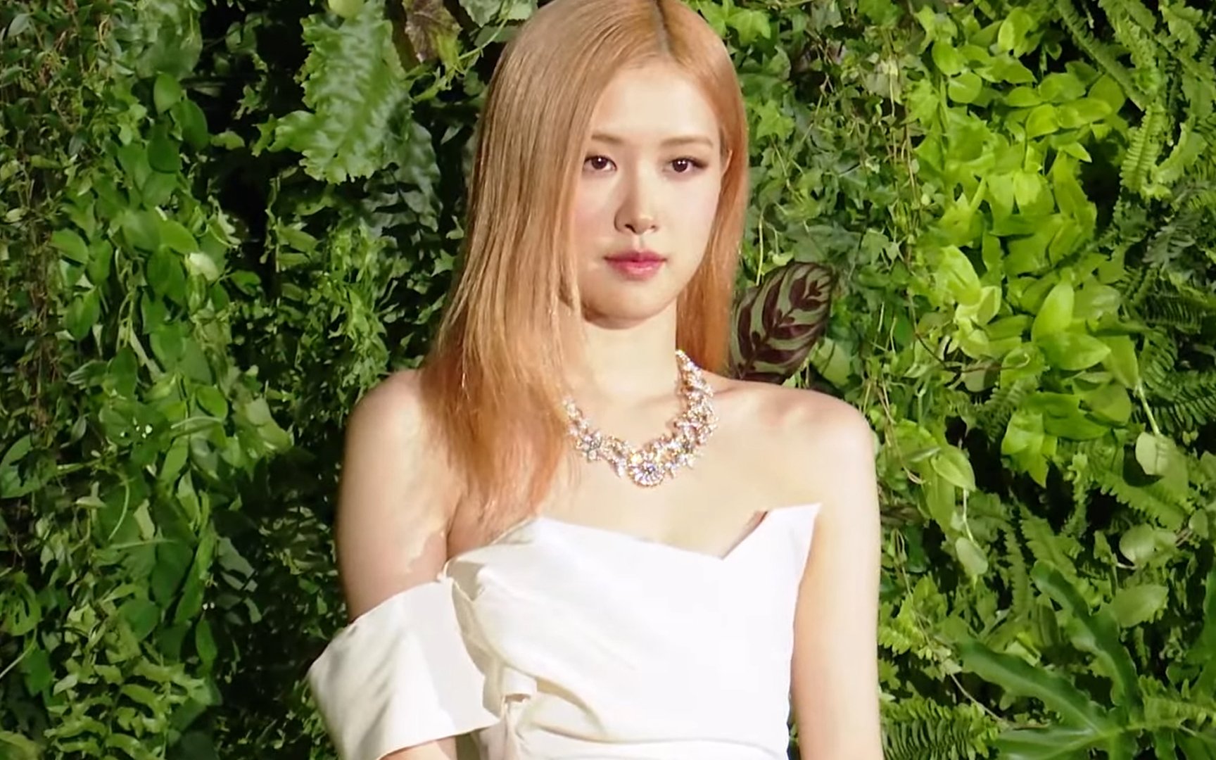 BLACKPINK's Rose displays her breathtaking beauty wearing expensive jewelry  at the Tiffany & Co. 2022 Blue Book Botanica High Jewelry Event Gala in  Tokyo