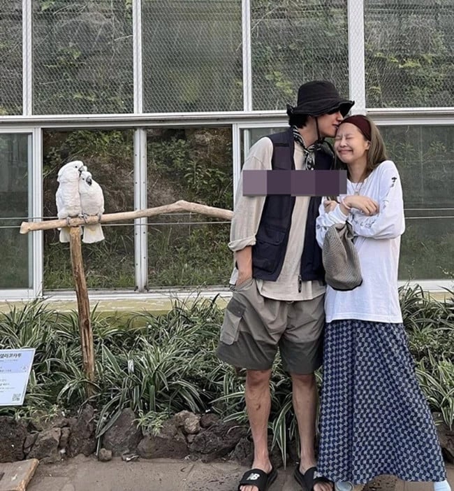 New photos of BTS's V and BLACKPINK's Jennie on their 'date' to Jeju island surface onlineallkpop in your InboxFrom Our Shop