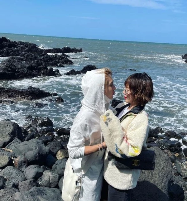 Хёна и Дон проводят время в романтической поездке на острове Чеджу