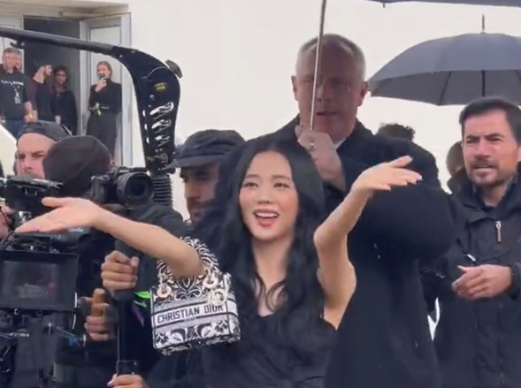 JISOO at the DIOR show with: • Bernard arnault (chairman & ceo of