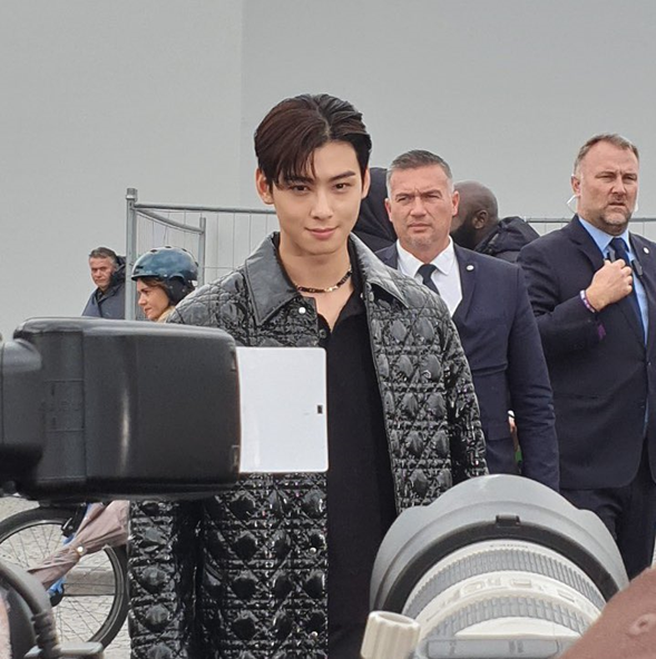 JISOO with @dior CEO Pietro Beccari and Maria Grazia Chiuri. EWHA DIOR SHOW  WITH JISOO #JISOOxDiorFall22 #디올x지수_이화여대패션쇼