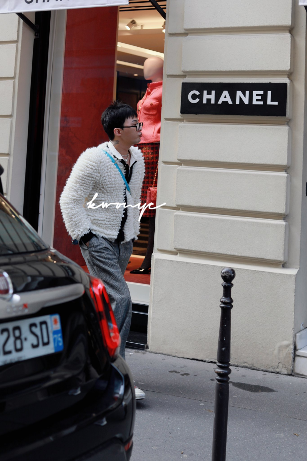 G-Dragon is looking chic on the streets of Paris