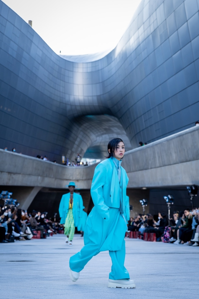 Актер Ча Сын Вон, танцовщица Айки и модель Хан Хе Джин идут на подиуме в DDP во время Недели моды в Сеуле