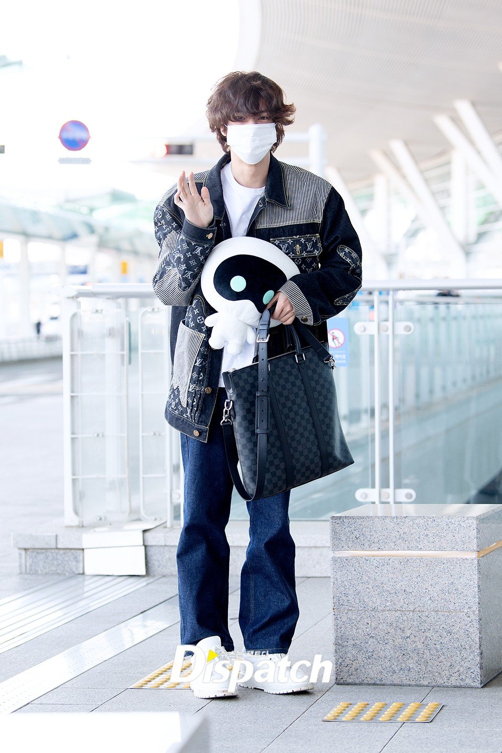 Jin United on X: @BTS_twt Kmedia say that BTS Jin airport fashion is suit  with korea's weather (on 21th) , Jin, who departed for schedule on the 9th,  chose a blue-white striped