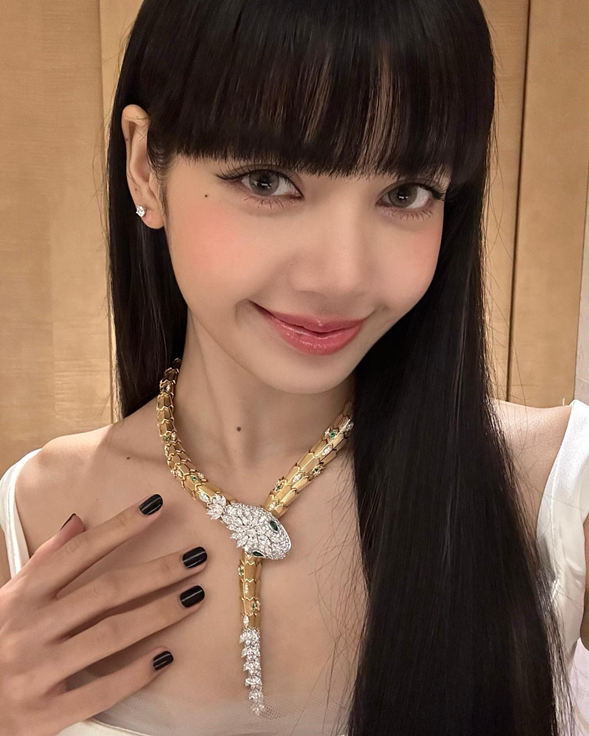 8 of the most expensive jewellery pieces sported by Blackpink's Lisa that  are just wow