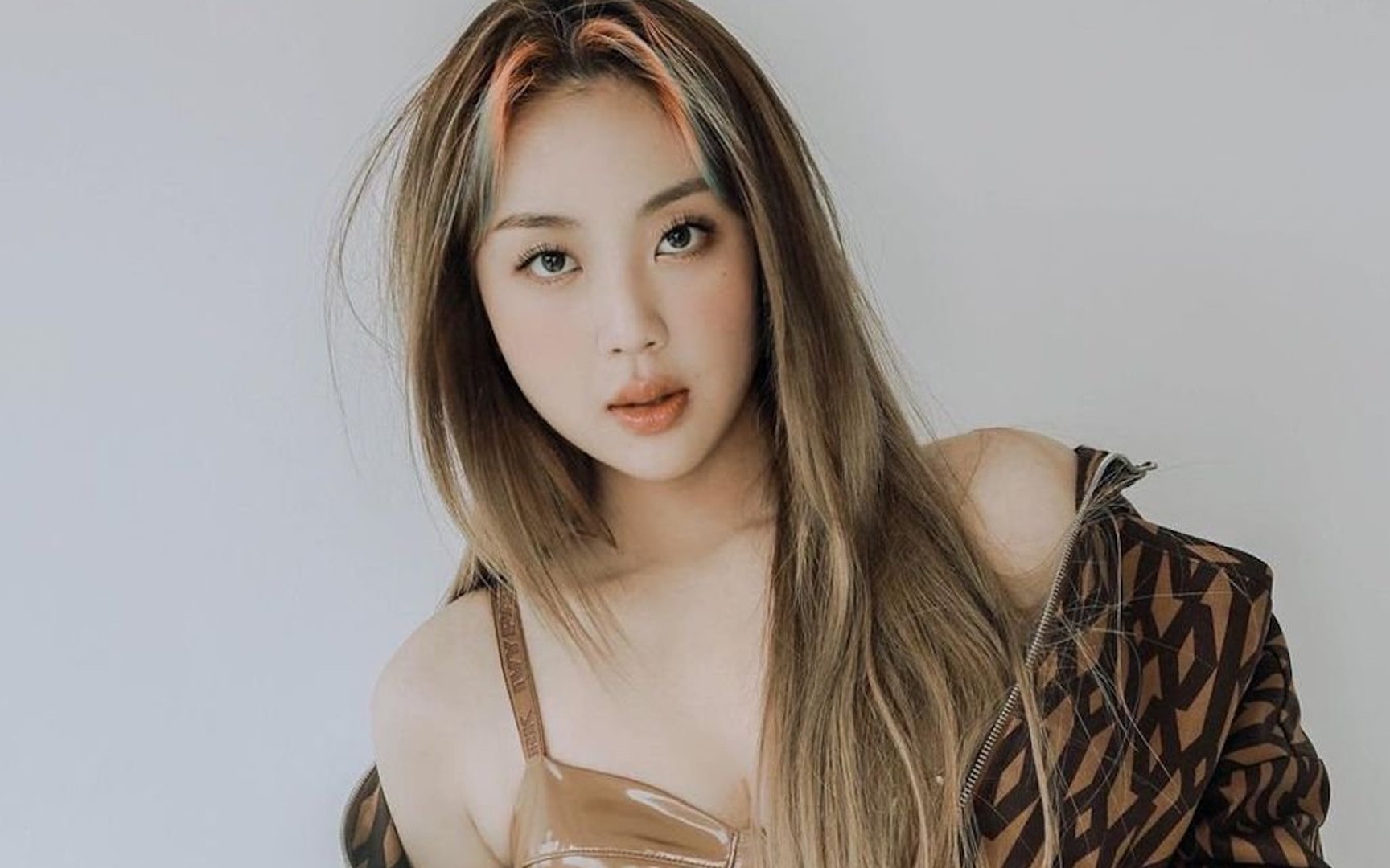 Lee Young Ji responds to a music critic who wonders when the rapper