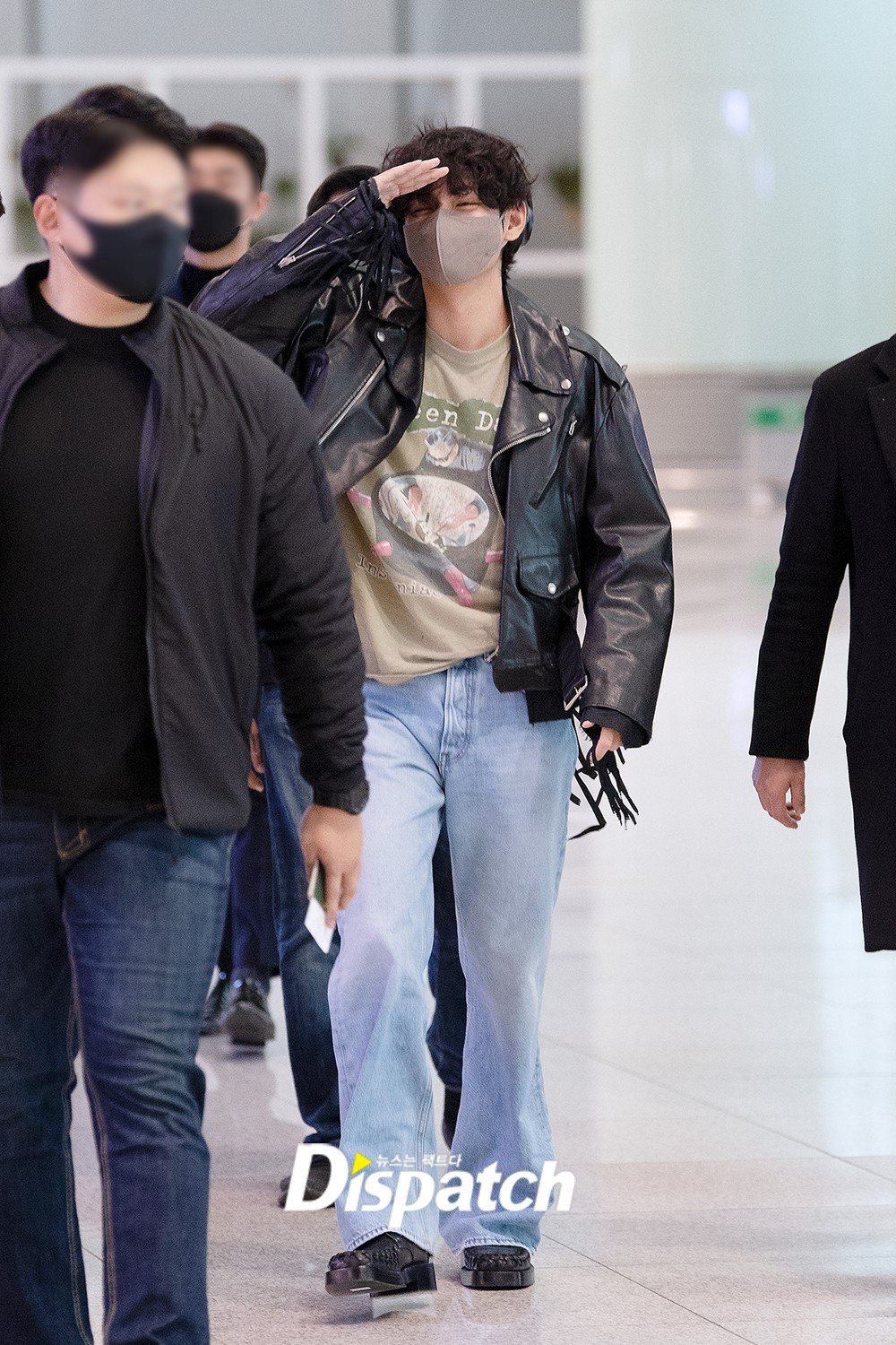 X \ BTS V News / ʟᴀʏᴏ(ꪜ)ᴇʀ على X: [190212 Naver articles about #BTSV's  eyes, visual and airport fashion at incheon] 13.  14. 15.  16. 🌟LIKE, RECOMMEND AND