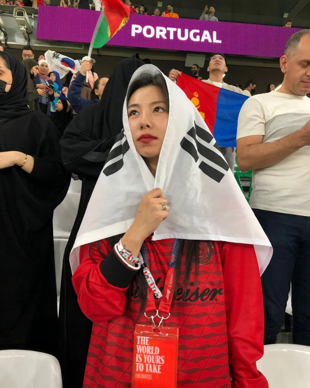 Хвиин из MAMAMOO болеет за корейскую футбольную команду на стадионе в Катаре